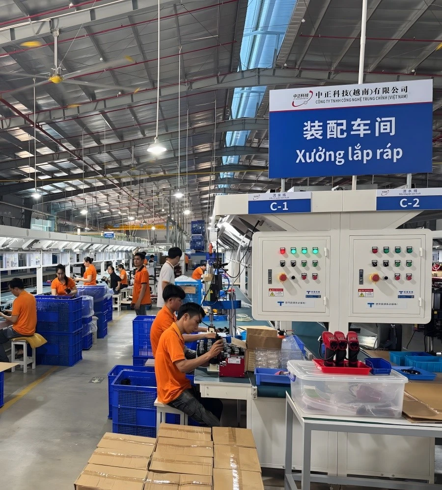 rechargeable work light Production line